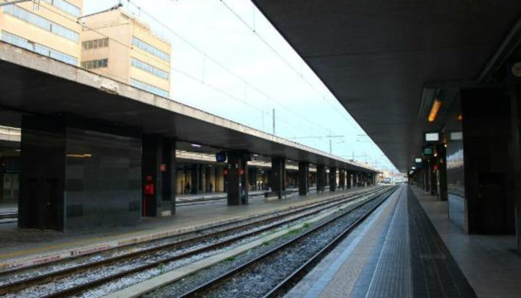 Incendio-sui-binari-allaltezza-di-Prato-della-Signora