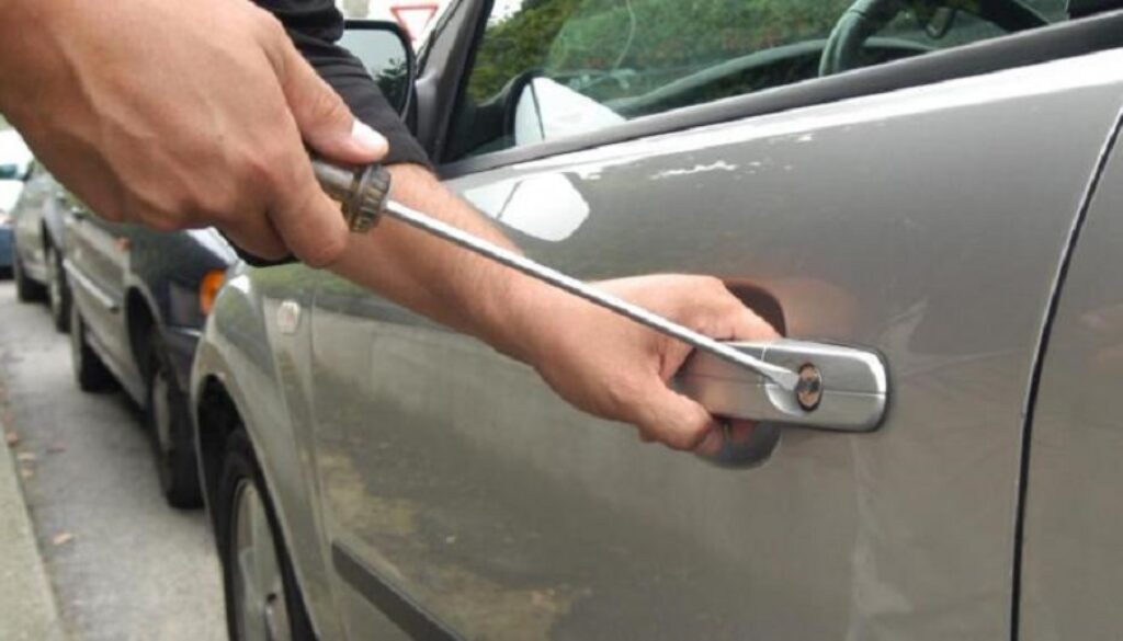Ladri-di-centraline-per-auto-in-zona-San-Pietro