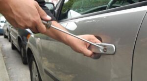 Ladri-di-centraline-per-auto-in-zona-San-Pietro