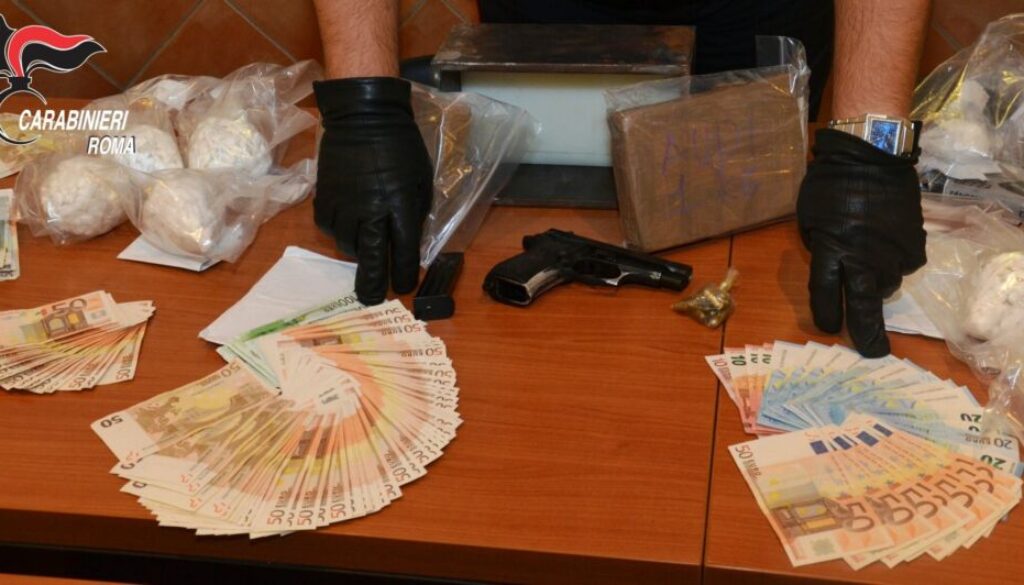 NINV%20-%20La%20droga,%20la%20pistola%20e%20i%20%20soldi%20sequestrati%20dai%20Carabinieri%20(2)