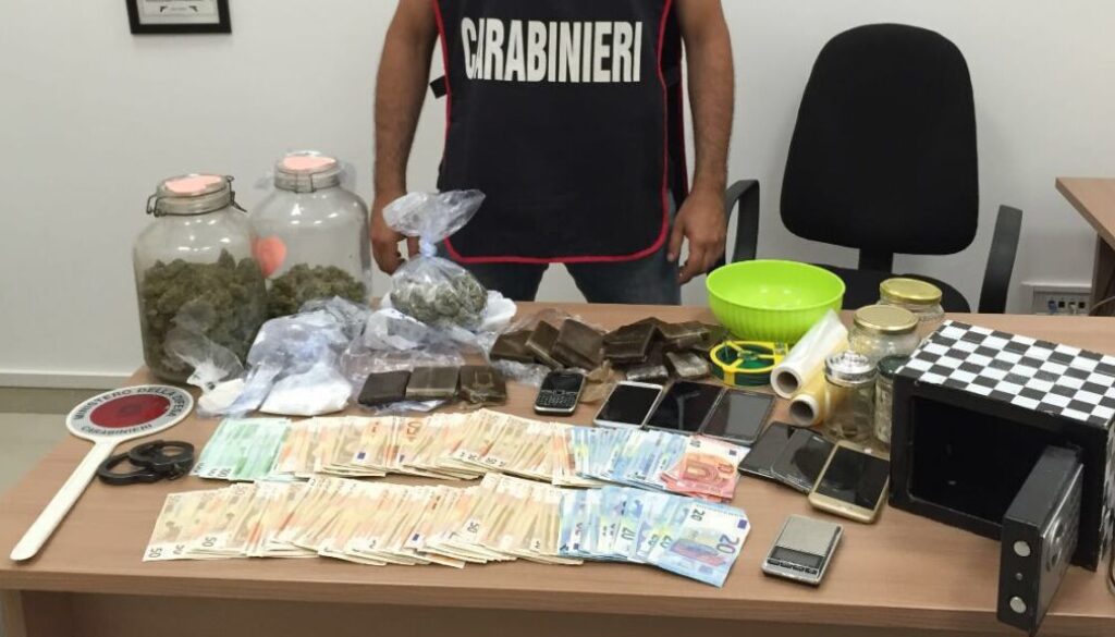 TRASTEVERE%20-%20La%20droga%20e%20i%20soldi%20sequestrati%20dai%20Carabinieri