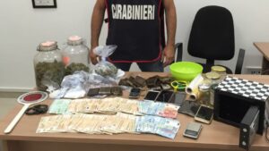 TRASTEVERE%20-%20La%20droga%20e%20i%20soldi%20sequestrati%20dai%20Carabinieri