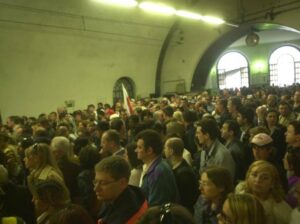 Caos alla Stazione Flaminio, i passeggeri finiscono sui binari – VIDEO Caos alla Stazione Flaminio, i passeggeri finiscono sui binari – VIDEO