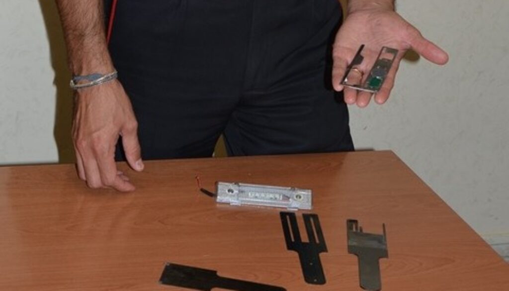 CENTRO - La strumentazione  elettronica sequestrata dai Carabinieri (7)