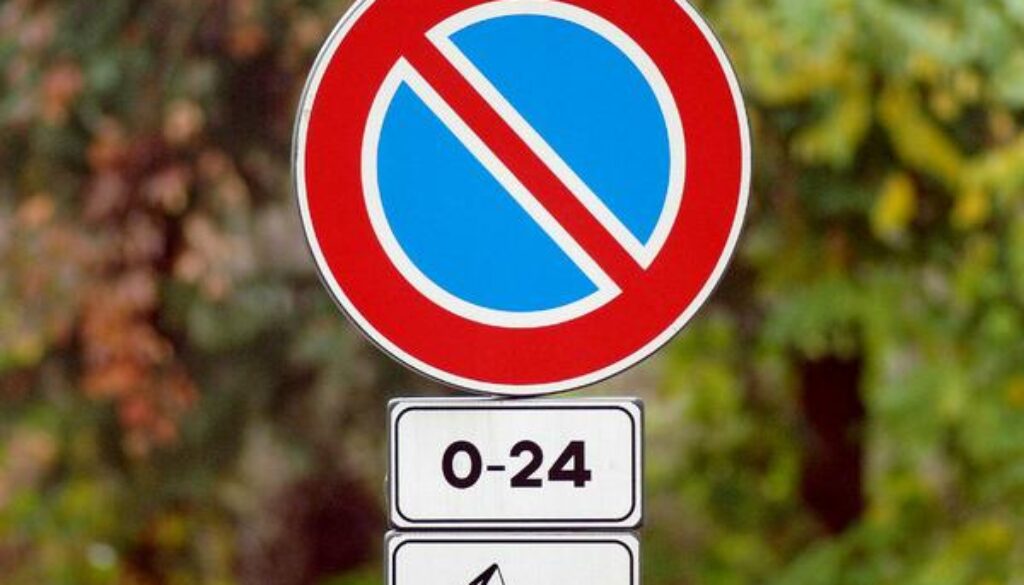 Fotografa-i-vigili-in-divieto-di-sosta-a-Casal-Bruciato