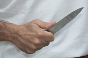Minaccia-i-passanti-con-un-coltello-a-San-Lorenzo-1