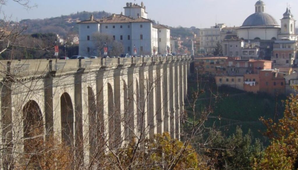 Tenta di buttarsi dal ponte di Ariccia