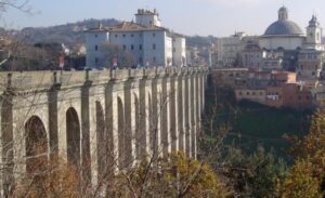 Tenta di buttarsi dal ponte di Ariccia