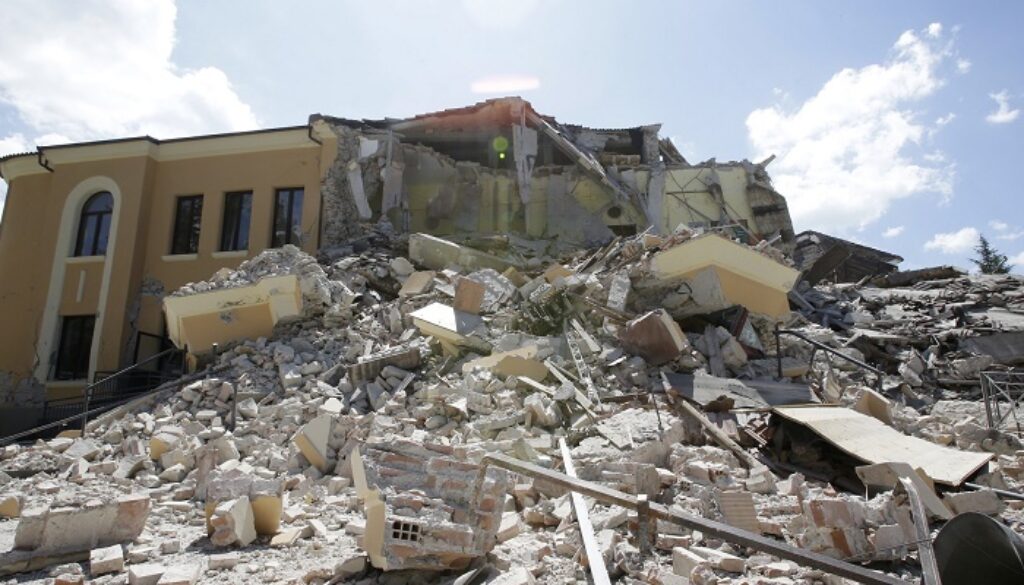 Terremoto, il webete stia zitto e rispetti i morti. Basta polemiche inutili