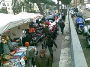 bancarelle-fuori-il-policlinico
