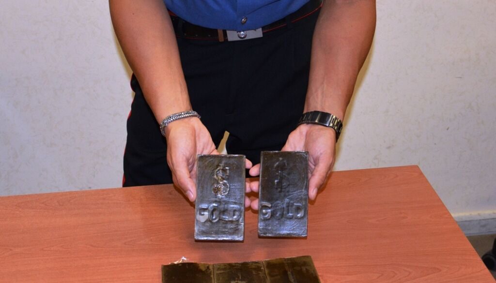 centro-mezzo-chilo-di-hashish-sequestrato-dai-carabinieri-1