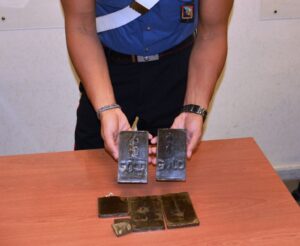 centro-mezzo-chilo-di-hashish-sequestrato-dai-carabinieri-1