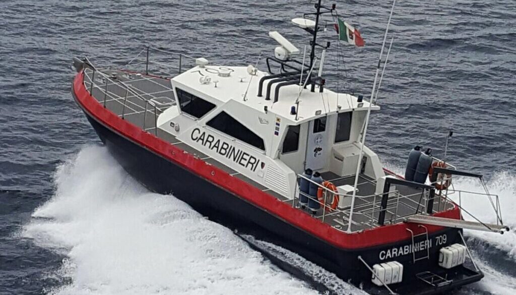 controlli-carabinieri-con-motovedetta-in-mare-1