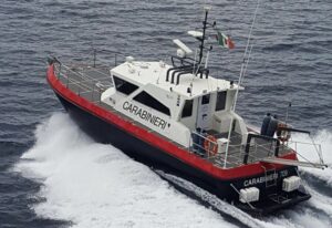controlli-carabinieri-con-motovedetta-in-mare-1