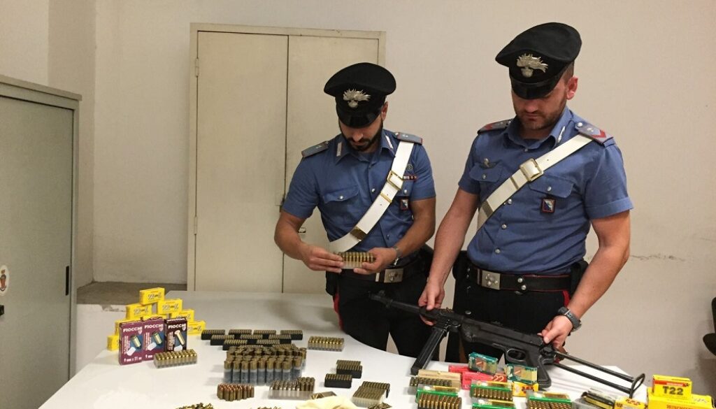 il-mitra-e-le-munizioni-sequestrate-dai-carabinieri-della-compagnia-eur-2