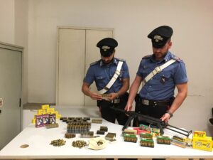 il-mitra-e-le-munizioni-sequestrate-dai-carabinieri-della-compagnia-eur-2