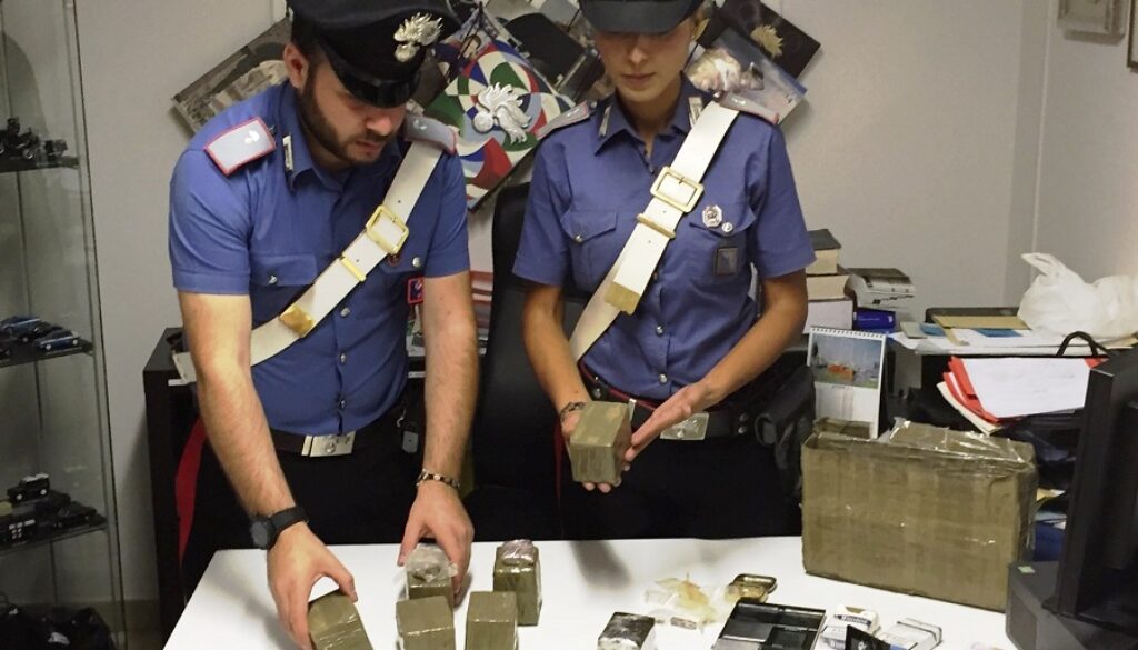 la-droga-trovata-in-casa-delluomo-a-corviale