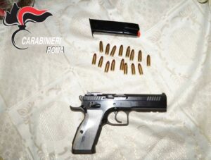 tivoli-la-pistola-sequestrata-dai-carabinieri