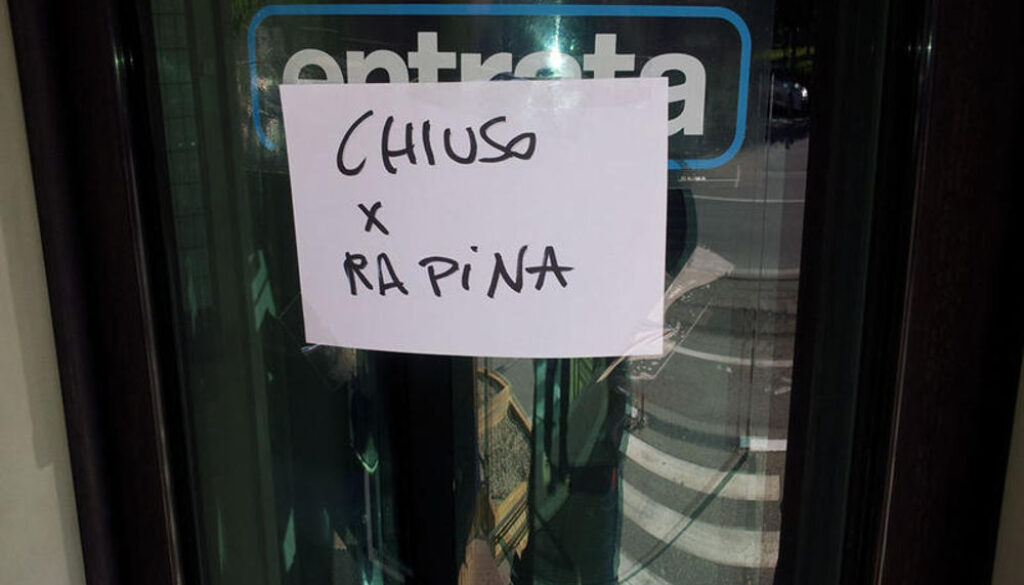 cartello-chiuso-per-rapina-2