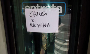 cartello-chiuso-per-rapina-2