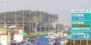 Incidente sul GRA: coinvolti un camion e 4 auto, morta una persona Incidente sul GRA: coinvolti un camion e 4 auto, morta una persona