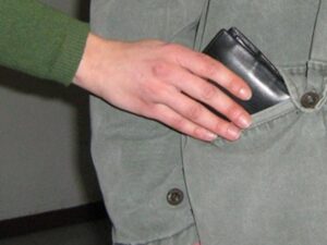 ruba-portafoglio-durante-una-messa-sulla-palmiro-togliatti ruba-portafoglio-durante-una-messa-sulla-palmiro-togliatti