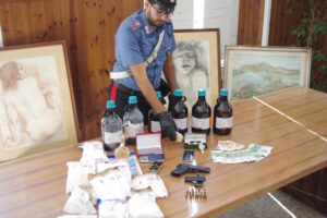 centro-3-kg-droga-pistola-quadri-e-orologi-di-lusso-2