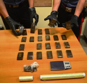 eur-operazione-antidroga-2-arresti-13-kg-droga-3