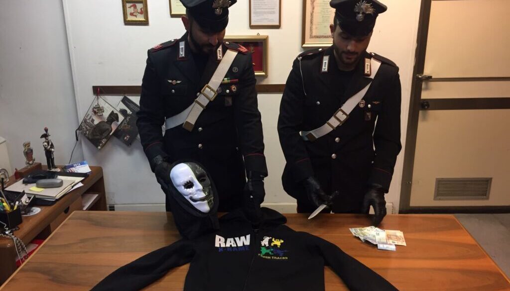 i-carabinieri-mostrano-la-maschera-e-il-coltello-sequestrati-al-rapinatore