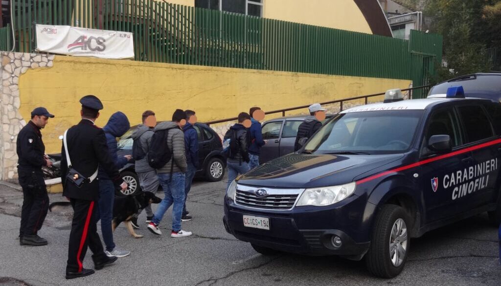 i-controlli-dei-carabinieri-davanti-alle-scuole-2
