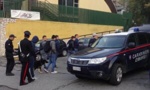 i-controlli-dei-carabinieri-davanti-alle-scuole-2