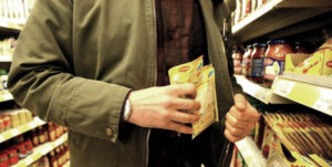 nascondono-nei-pantaloni-cibo-e-profumi-in-un-supermercato-di-tivoli