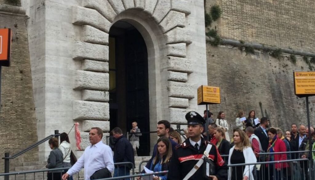 san-pietro-carabiniere-di-quartiere-allingresso-dei-musei-vaticani-2