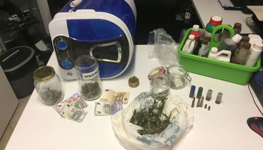 eur-la-droga-sequestrata-dai-carabinieri-ai-due-pusher-di-villa-bonelli-e-san-paolo-1