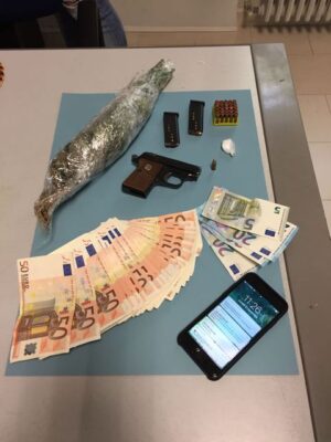 eur-la-pistola-e-droga-sequestrata-1 eur-la-pistola-e-droga-sequestrata-1