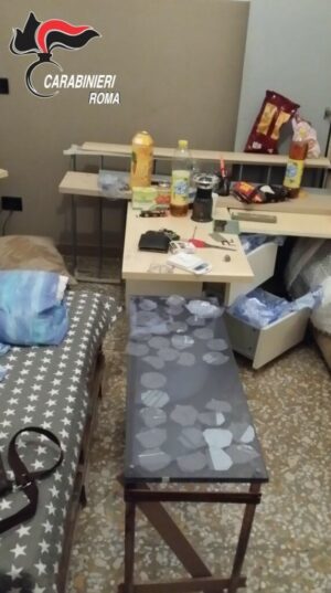 linterno-della-centrale-di-spaccio-scoperta-dai-carabinieri