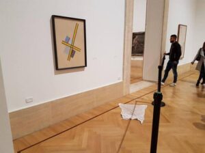 Piove nelle sale della Galleria Nazionale d’Arte Moderna, visitatori indignati
