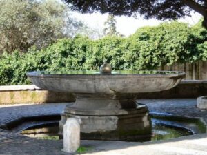 La fontana con la palla di cannone di viale Trinità dei Monti