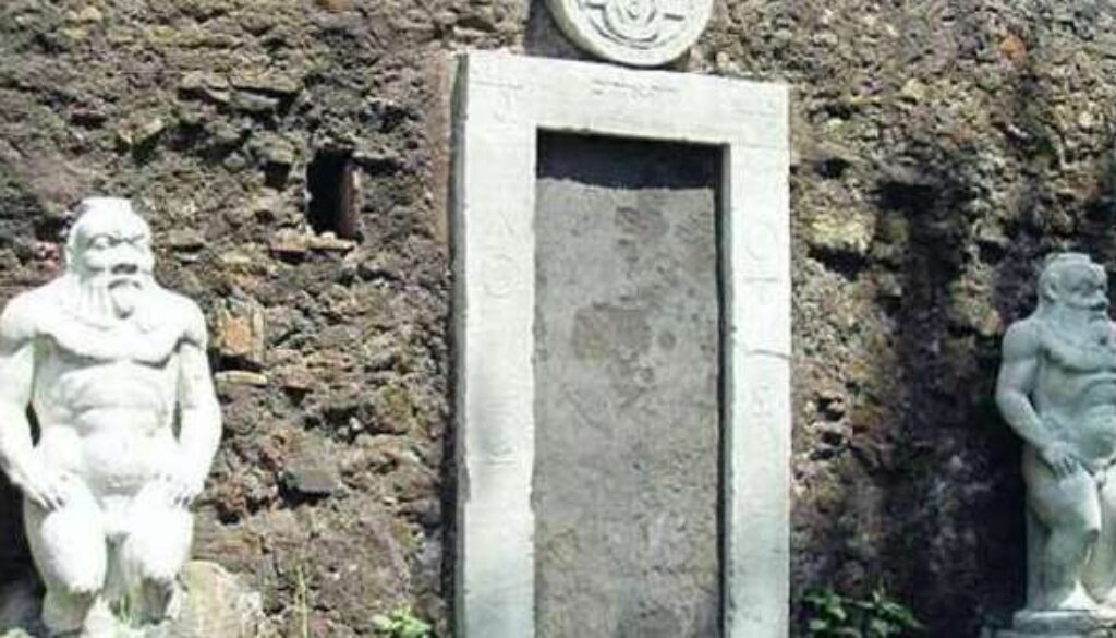 La porta magica di Villa Palombara e la leggenda della pietra filosofale