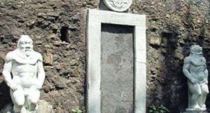 La porta magica di Villa Palombara e la leggenda della pietra filosofale