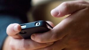 minorenne-telefono-cellulare-smartehone-iphone