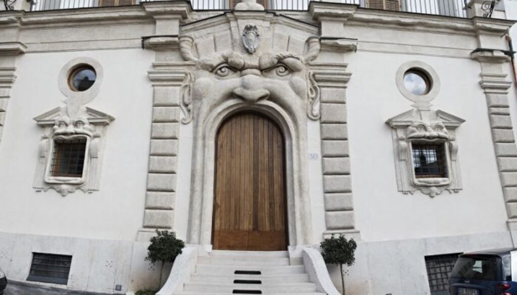 Palazzetto Zuccari, la casa d'artista dalla porta mostruosa