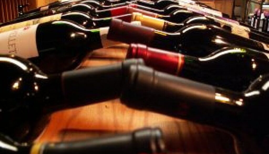 sf-bottiglie-di-vino-in-negozio-02_2360256
