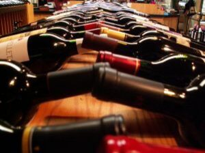 sf-bottiglie-di-vino-in-negozio-02_2360256