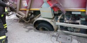 Mezzo dell’AMA finisce in una voragine all’Appio Latino, area transennata