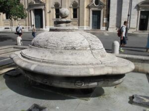 La zuppiera di Corso Vittorio, la fontana con il coperchio