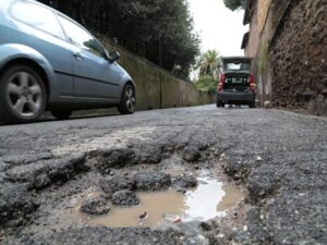 Buche stradali, il Comune deve risarcire se la strada è poco illuminata