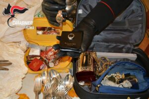 centro-la-refurtiva-recuperata-e-riconsegnata-dai-carabinieri-8