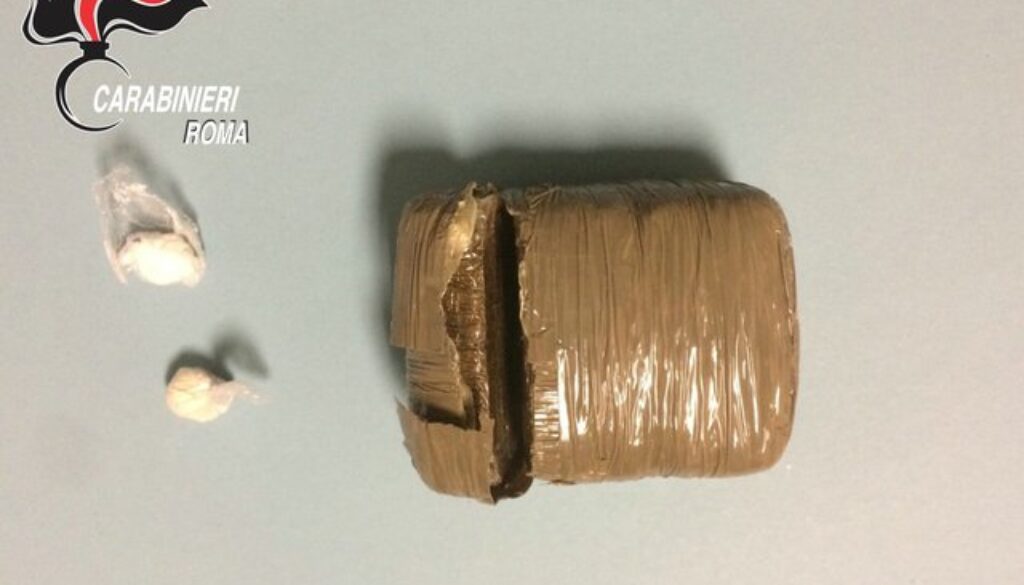 eur-la-droga-sequestrata-al-pusher-alla-fermata-del-metro-piramide-1