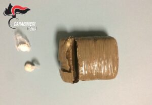 eur-la-droga-sequestrata-al-pusher-alla-fermata-del-metro-piramide-1